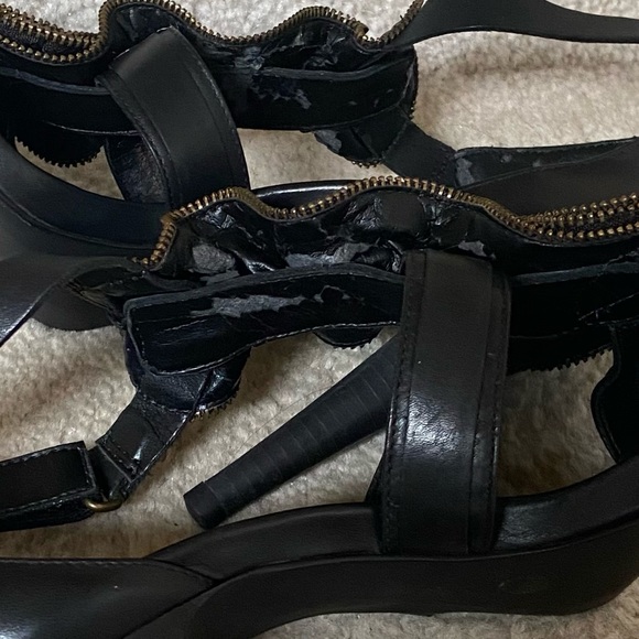 BCBG MAXAZRIA SHOES / BCBG HIGH HEEL FRINGE SHOES/ BLACK / SIZE 9 B/ USED - Picture 5 of 7